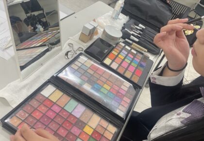 💄実践力を磨くメイク実習の授業！