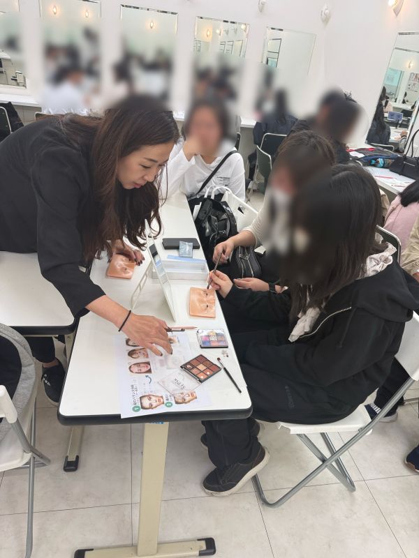 香ヶ丘リベルテ高等学校　オープンキャンパス　メイク体験　美容芸術コース